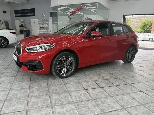Gebraucht BMW 120 Sport Line 178 PS (130 kW) 2022 Melbournerot metallic Limousine