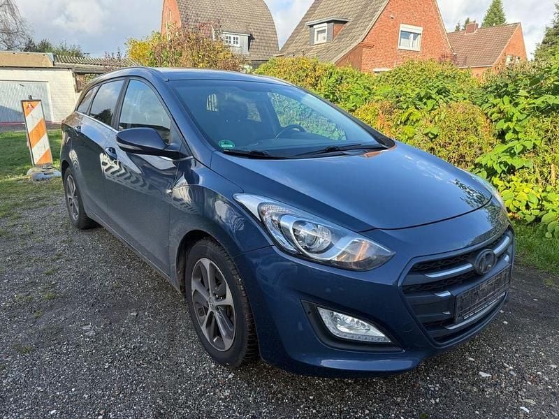 Blau Gebraucht 2017 Hyundai i30 Trend Kombi | 5.750 € (Superpreis) - Bild 1/4