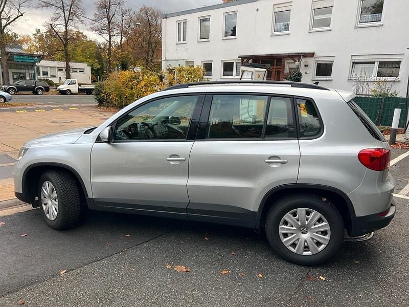 Silber Gebraucht 2016 VW Tiguan Trendline SUV | 11.200 € (Superpreis) - Bild 1/4