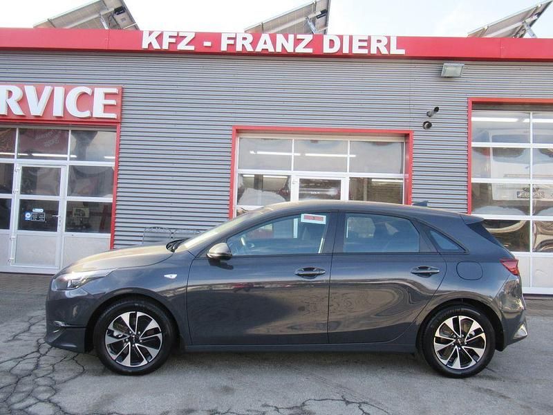 Neu Kia Ceed 101 PS (74 kW) 2025 Grau Kleinwagen