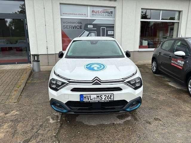 Perlmuttweiß Gebraucht 2023 Citroën e-C4 Shine Limousine | 22.500 € (Fairer Preis) - Bild 1/4