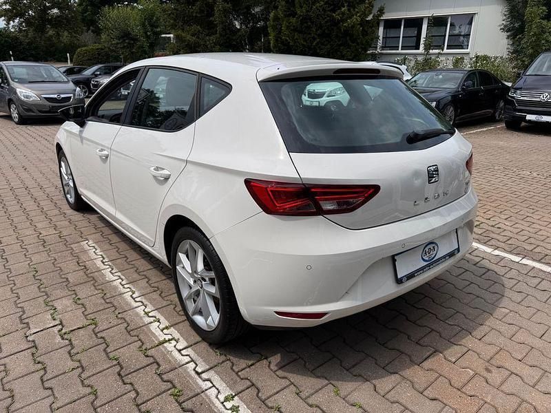 Gebraucht Seat Leon Style 125 PS (91 kW) 2015 Weiß Limousine