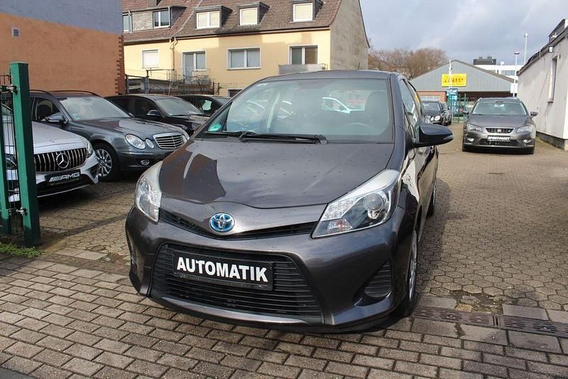 Gebraucht Toyota Yaris Hybrid Life 75 PS (55 kW) 2013 Grau Limousine