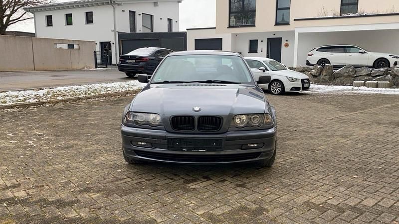 Grau Gebraucht 2000 BMW 320 Sport Line Limousine | 3.900 € - Bild 1/4