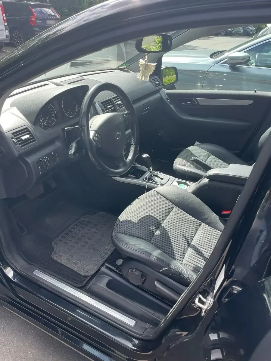 Gebraucht Mercedes A180 Avantgarde 109 PS (80 kW) 2010 Schwarz Kleinwagen