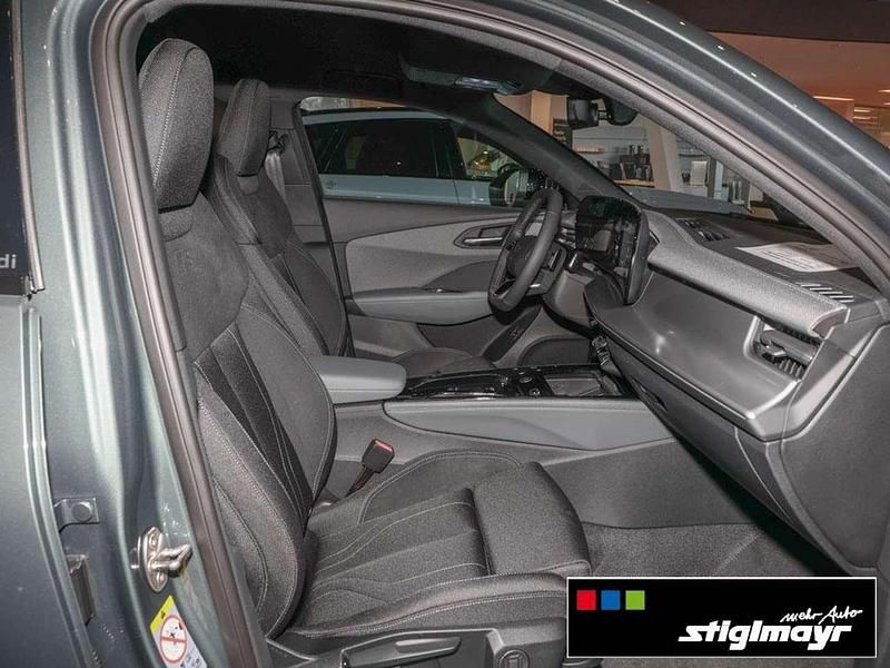 Neu Audi Q3 Sportback Sport 150 PS (110 kW) 2025 Salbeigrün metallic SUV