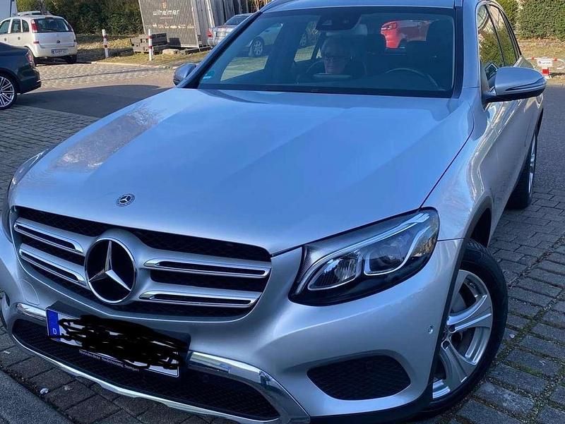Silber Gebraucht 2018 Mercedes GLC220 SUV | 24.950 € (Guter Preis) - Bild 1/4