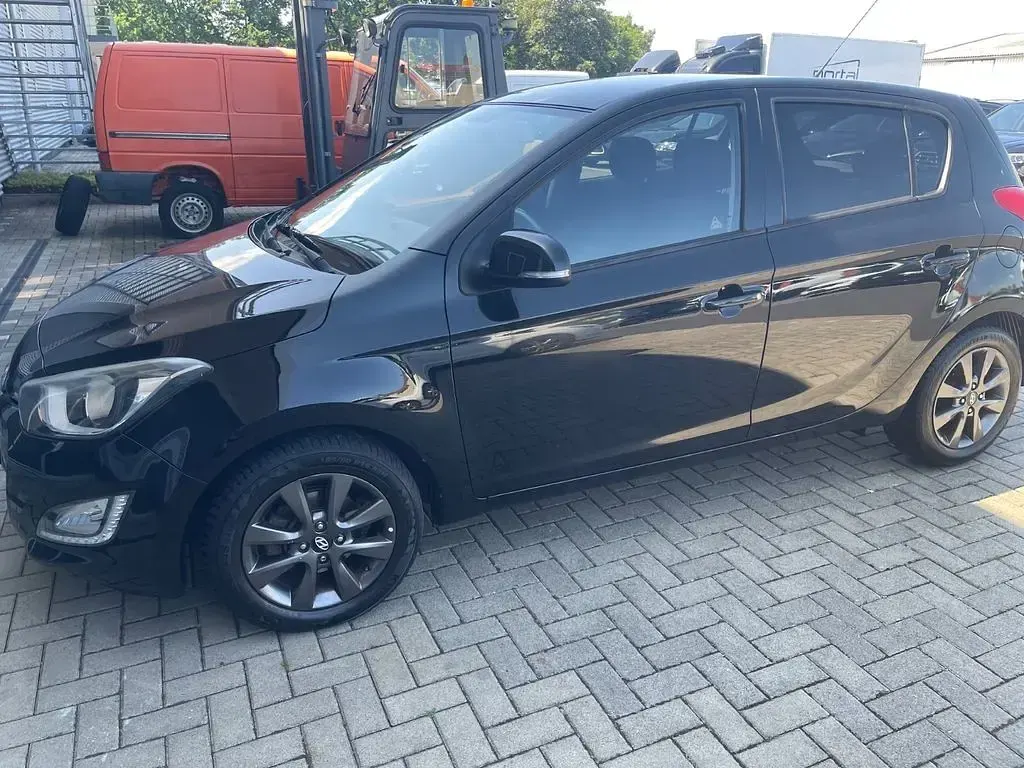 Gebraucht Hyundai i20 Edition 86 PS (63 kW) 2013 Schwarz Kleinwagen