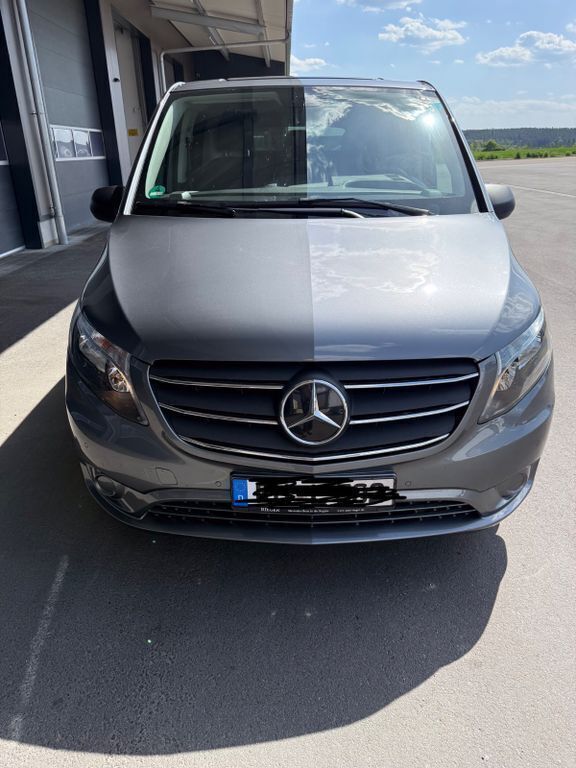 Grau Gebraucht 2022 Mercedes Vito Van / Kleinbus | 32.130 € (Fairer Preis) - Bild 1/4