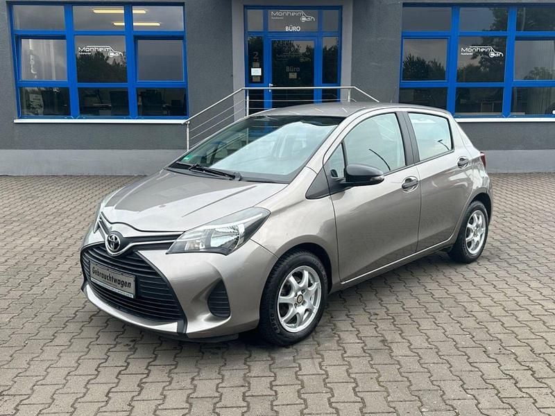 Gold Gebraucht 2015 Toyota Yaris Basis Kleinwagen | 9.500 € (Fairer Preis) - Bild 1/4