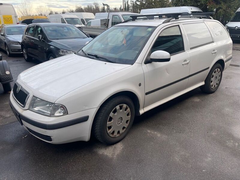 Weiß Gebraucht 2010 Skoda Octavia Ambiente Kombi | 1.490 € (Superpreis) - Bild 1/3