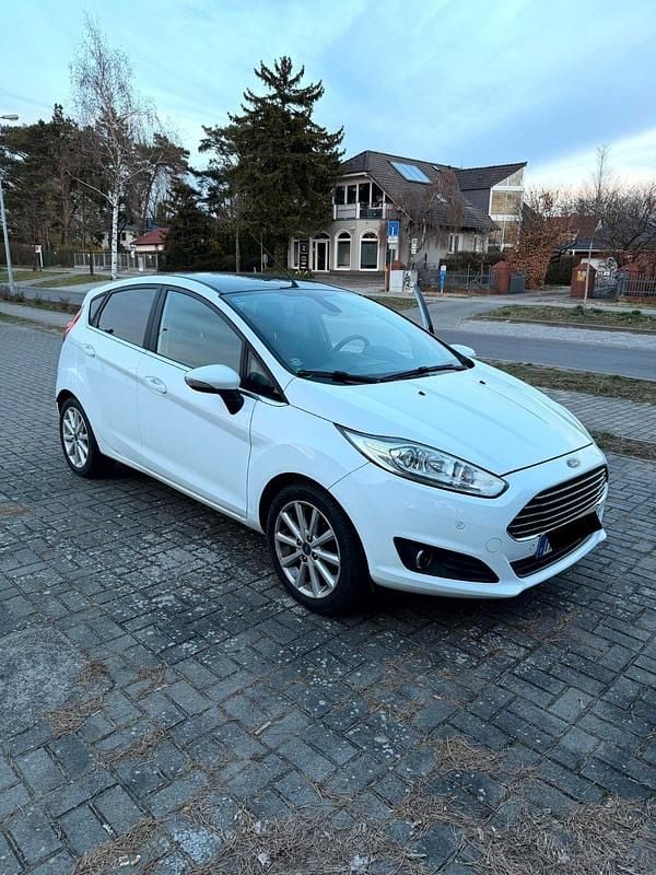 Second-hand Ford Fiesta Titanium 101 CP (74 kW) 2017 Alb Hatchback