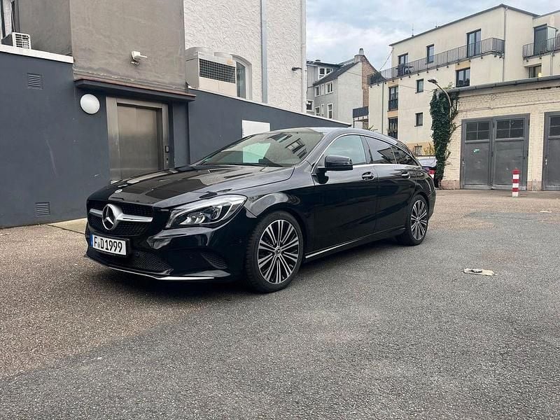 Gebraucht Mercedes CLA220 Shooting Brake 170 PS (125 kW) 2018 Schwarz Kombi