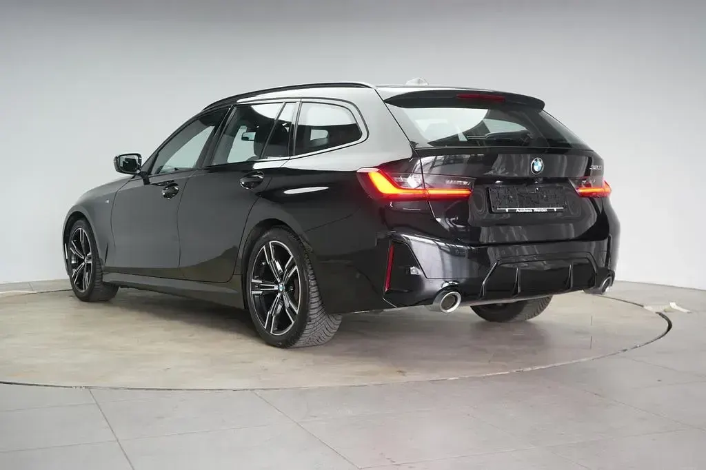 Gebraucht BMW 320 M Sport 184 PS (135 kW) 2023 Black sapphire Kombi
