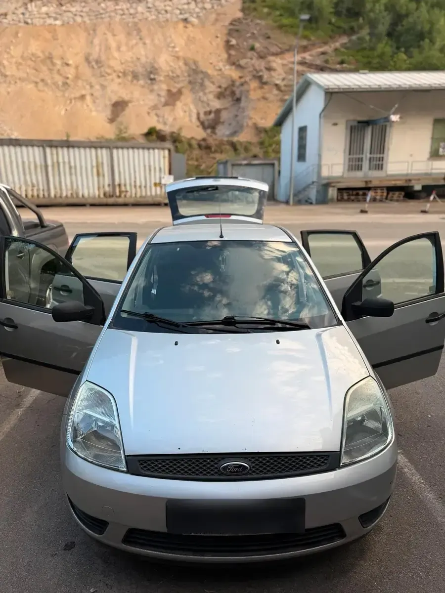 Gebraucht Ford Fiesta 59 PS (43 kW) 2005 Silber Kleinwagen