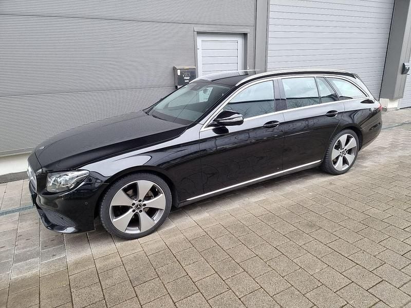 Gebraucht Mercedes E220 Avantgarde 194 PS (142 kW) 2017 Schwarz Limousine
