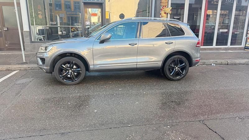 Grau Gebraucht 2016 VW Touareg SUV | 19.900 € (Fairer Preis) - Bild 1/4