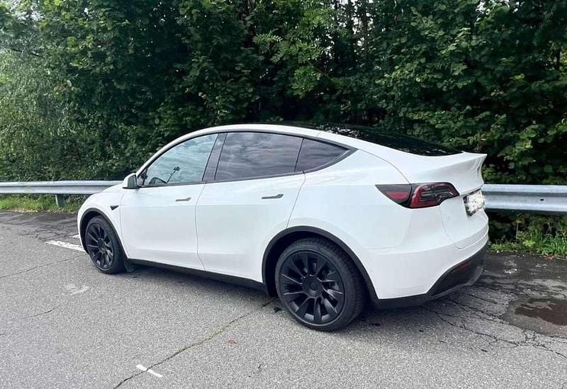 Weiß Gebraucht 2022 Tesla Model Y RWD SUV | 30.500 € (Superpreis) - Bild 1/4