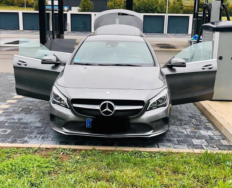 Grau Gebraucht 2016 Mercedes CLA200 Shooting Brake Urban Kombi | 18.000 € (Teuer) - Bild 1/4