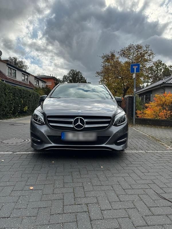Grau Gebraucht 2016 Mercedes B200 Van / Kleinbus | 11.500 € (Superpreis) - Bild 1/4