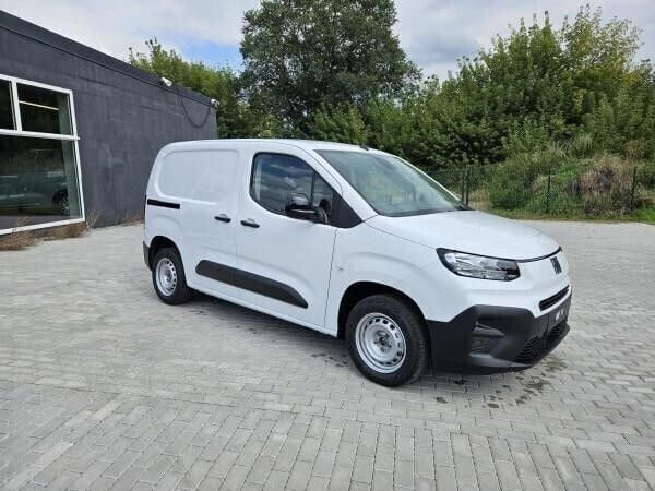 Weiß (gelato weiß) Gebraucht 2024 Fiat Doblò Van / Kleinbus | 19.192 € (Superpreis) - Bild 1/4
