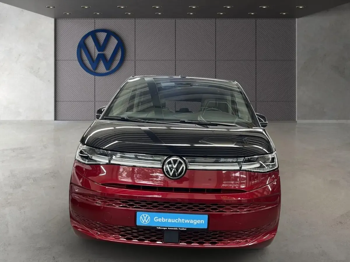 Käytetty VW Multivan Life 150 HP (110 kW) 2023 Musta Tila-auto