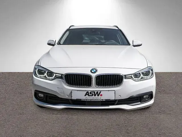 Używany BMW 320 Advantage 190 KM (139 kW) 2018 Biały Kombi