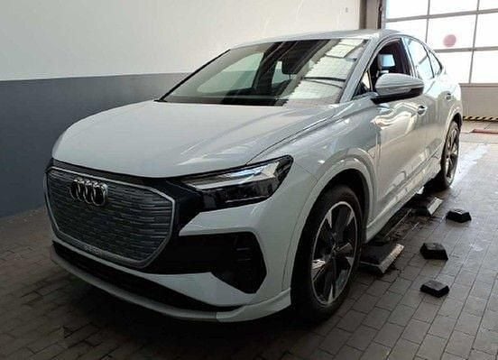 Weiß Gebraucht 2021 Audi Q4 Sportback e-tron Ambiente SUV | 29.999 € (Etwas zu teuer) - Bild 1/1
