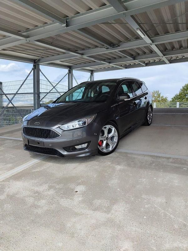 Grau Gebraucht 2016 Ford Focus Titanium Kombi | 11.999 € (Fairer Preis) - Bild 1/4