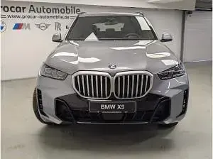 Neu BMW X5 489 PS (359 kW) 2026 Grau (skyscraper grau) SUV