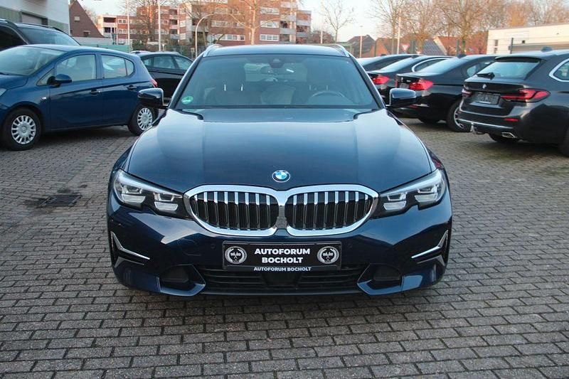Blau Gebraucht 2021 BMW 320 Luxury Line Limousine | 27.100 € (Guter Preis) - Bild 1/4