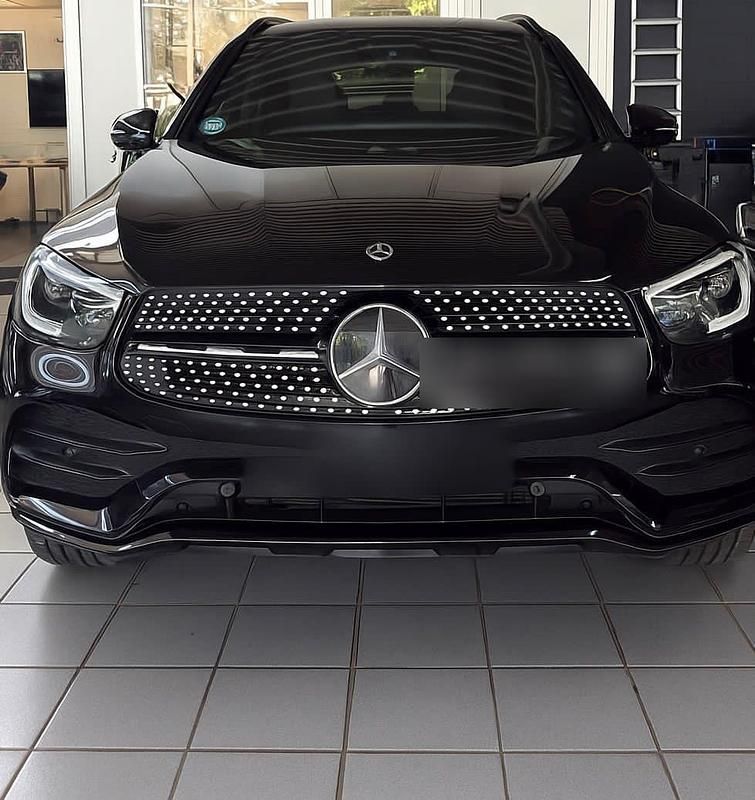 Schwarz Gebraucht 2021 Mercedes GLC300 SUV | 40.500 € (Etwas zu teuer) - Bild 1/4