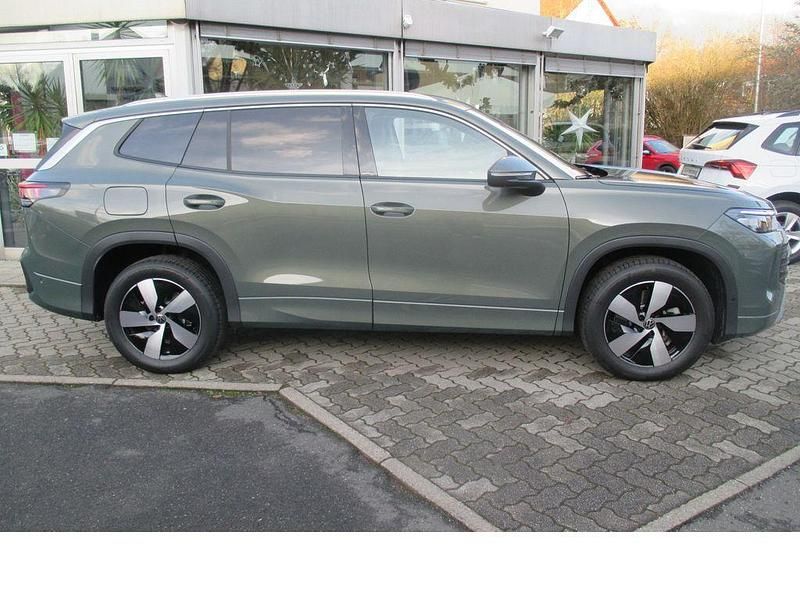 Neu VW Tayron Pro 204 PS (150 kW) 2025 Cipressogrün metallic SUV