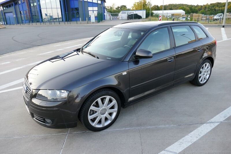 Grau Gebraucht 2005 Audi A3 Sportback S-Line Limousine | 17.990 € - Bild 1/4