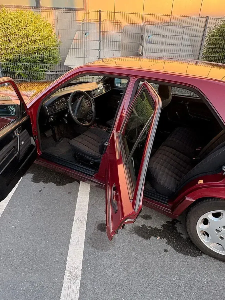 Gebraucht Mercedes 190 122 PS (89 kW) 1993 Rot Limousine