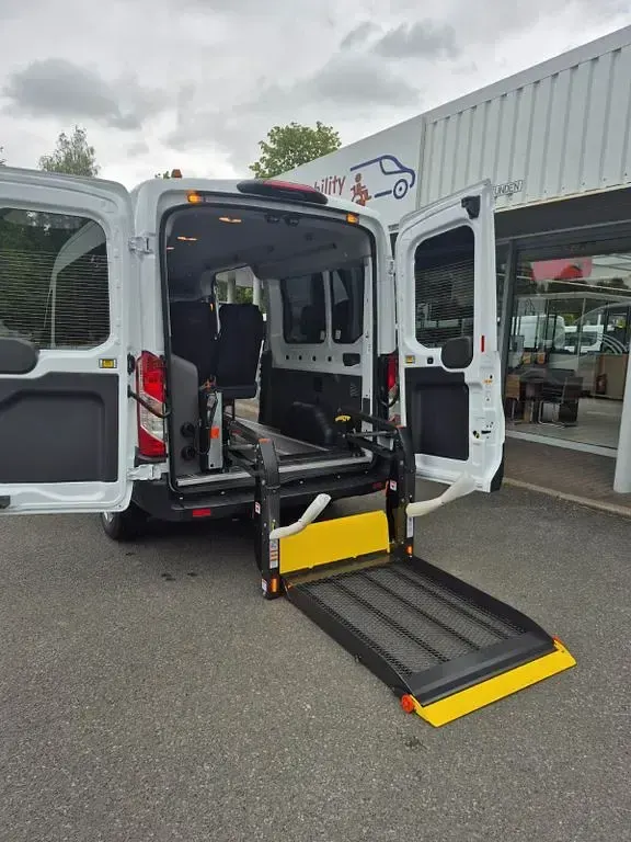 Neu Ford Transit 150 PS (110 kW) 2025 Weiß Kombi