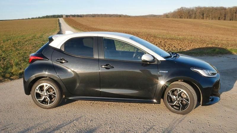 Schwarz Gebraucht 2021 Toyota Yaris Style Limousine | 19.400 € (Fairer Preis) - Bild 1/4