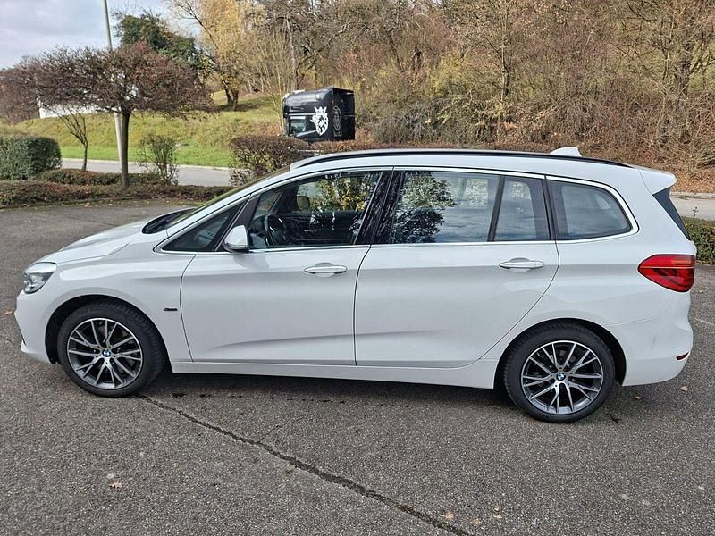 Weiß Gebraucht 2016 BMW 220 Gran Tourer Sport Line Van / Kleinbus | 9.800 € (Superpreis) - Bild 1/4
