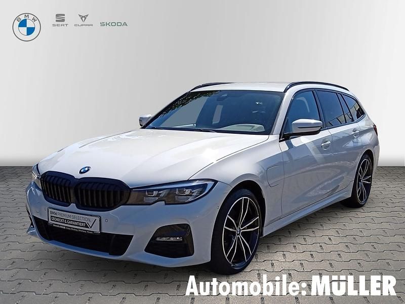 Weiss Gebraucht 2021 BMW 320e M Sport Kombi | 30.850 € (Fairer Preis) - Bild 1/4