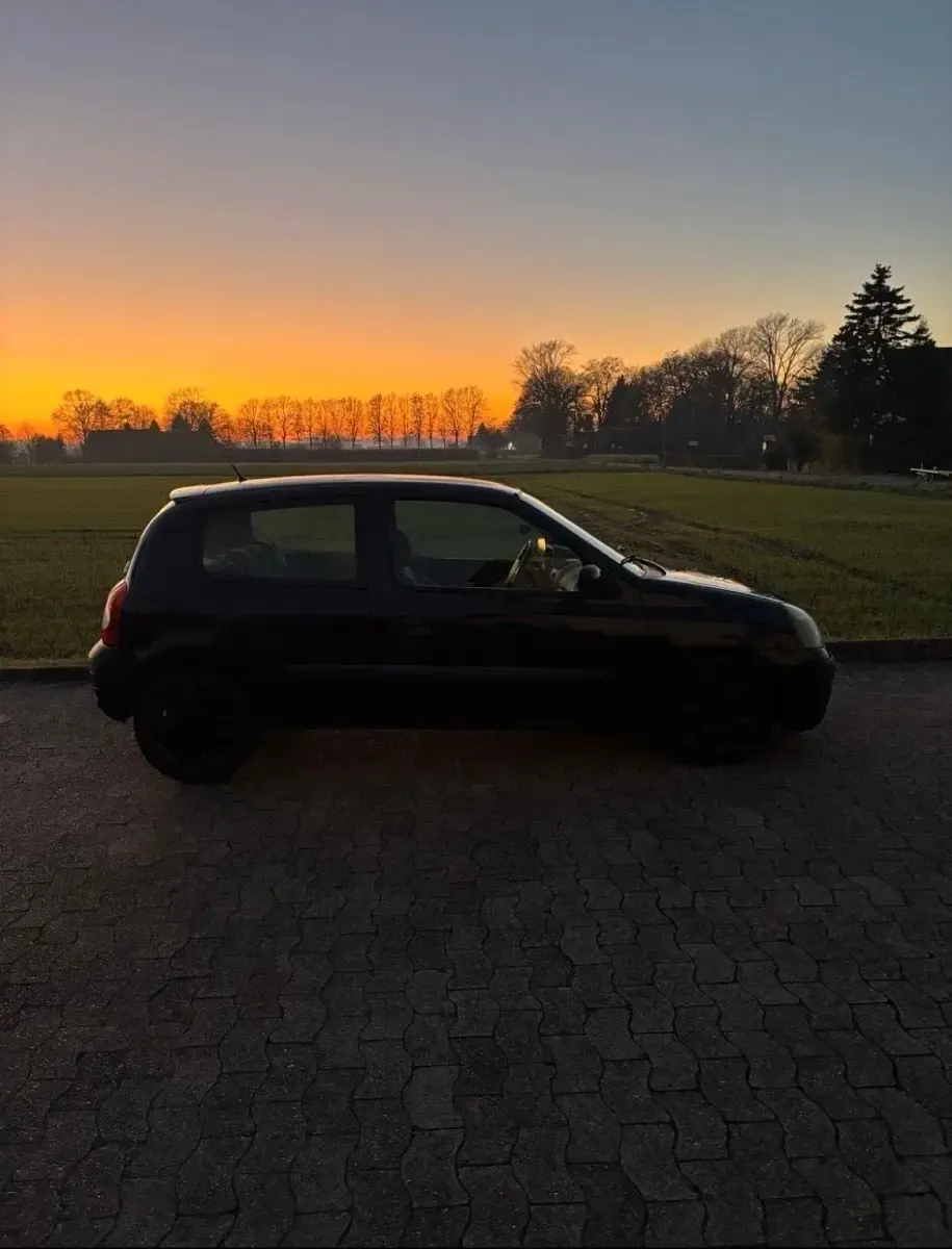 Second-hand Renault Clio II 75 CP (55 kW) 2005 Negru Hatchback