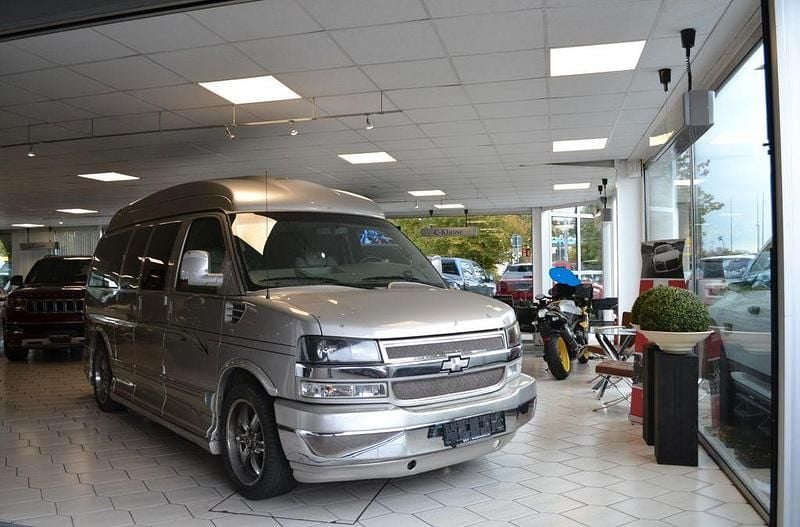 Silber Gebraucht 2008 GMC Savana Van / Kleinbus | 29.900 € - Bild 1/4