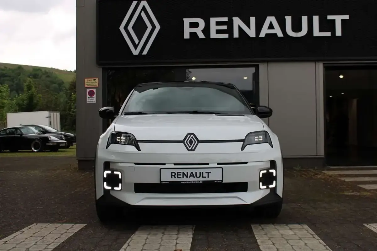 Neu Renault 5 E-Tech Komfort 110 kW (150 PS) 2026 Perlmuttweiß metallic, black Limousine