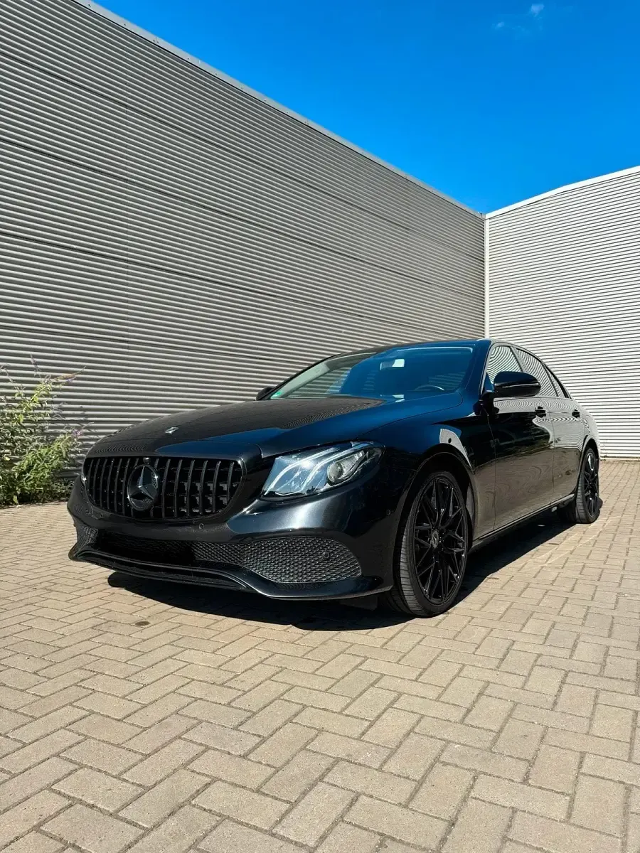 Gebraucht Mercedes E220 194 PS (142 kW) 2019 Schwarz Limousine