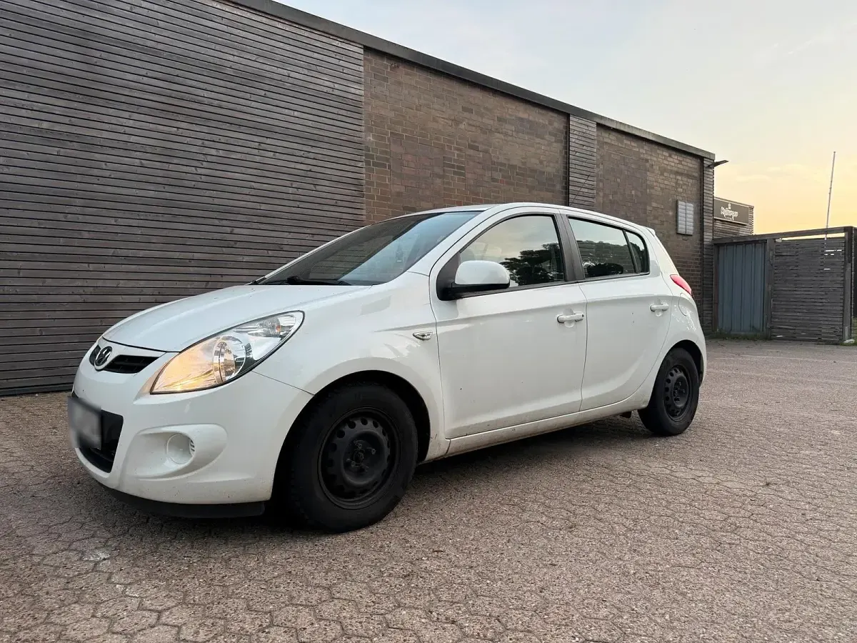 Gebraucht Hyundai i20 76 PS (55 kW) 2010 Weiß Kleinwagen
