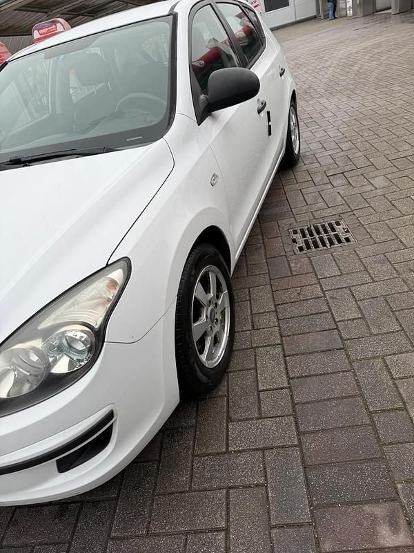Weiß Gebraucht 2009 Hyundai i30 Kombi | 2.900 € (Fairer Preis) - Bild 1/4