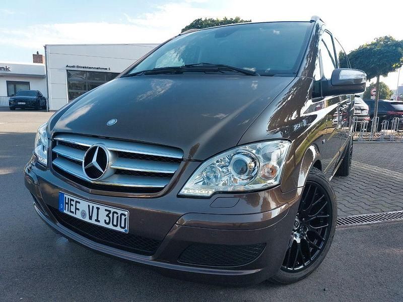 Braun Gebraucht 2011 Mercedes Viano Edition Van / Kleinbus | 20.000 € (Teuer) - Bild 1/4