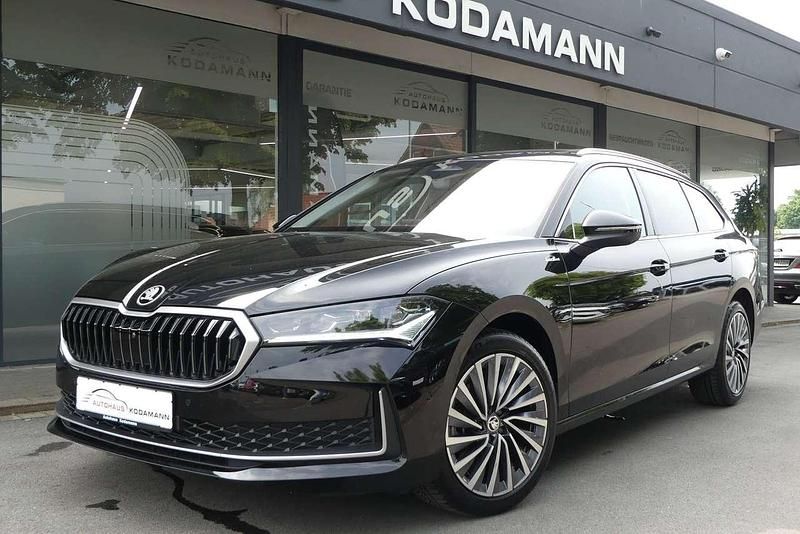 Onyxschwarz metallic Gebraucht 2024 Skoda Superb LAURIN & KLEMENT Kombi | 36.950 € - Bild 1/4