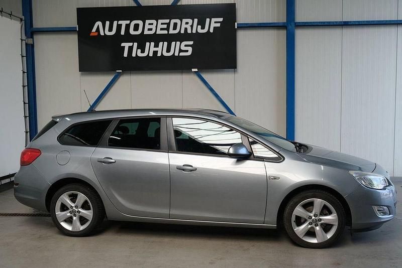 Gebraucht Opel Astra Edition 120 PS (88 kW) 2012 Grau Kombi