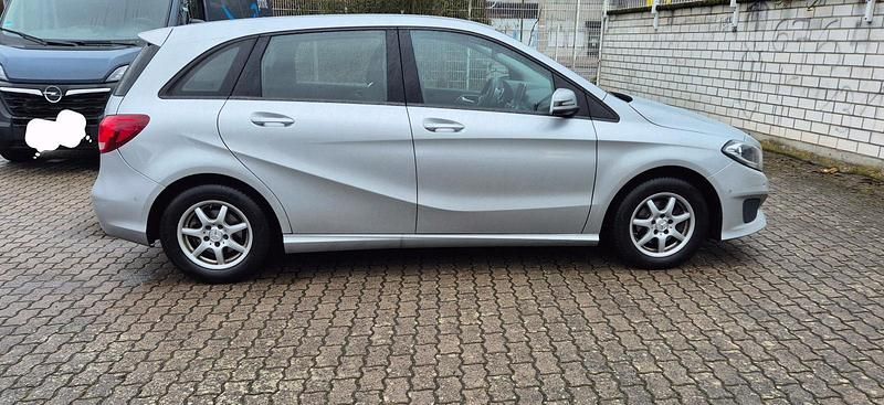 Gebraucht Mercedes B180 109 PS (80 kW) 2015 Silber Van / Kleinbus