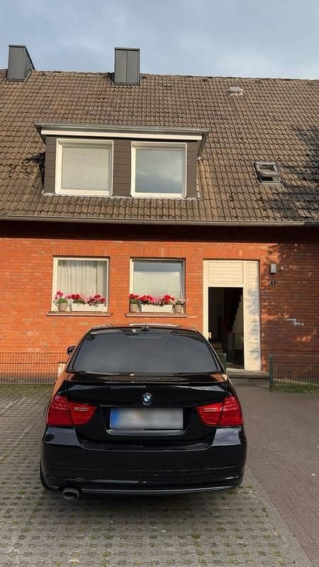 Gebraucht BMW 320 181 PS (133 kW) 2010 Schwarz Limousine